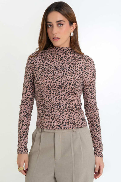 Top canalé de estampado leopardo, fit recto, manga larga y cuello mock seguido.