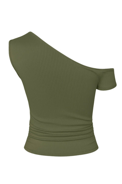 Top corto canalé asimétrico de fit ajustado, un manga corta seguida con hombro descubierto, plisados en costados y un hombro.