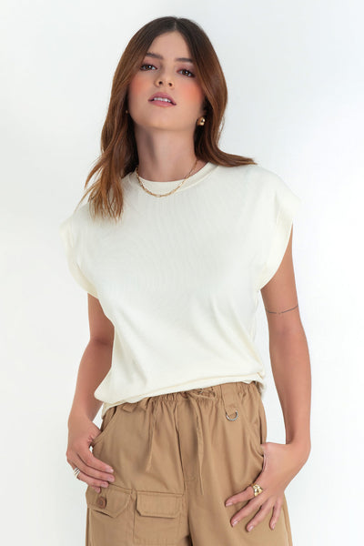 Top canalé de fit oversized, cuello redondo y manga corta seguida con rib en bordes.