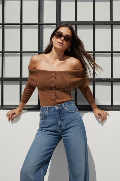 Top canalé de fit ajustado, manga larga, hombros descubiertos, escote recto con doblez en borde y cierre frontal con hilera de botones.