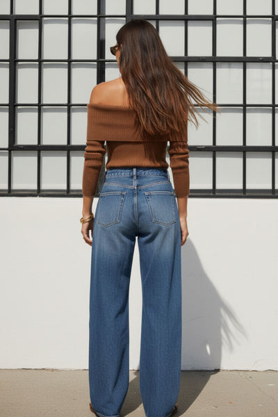 Top canalé de fit ajustado, manga larga, hombros descubiertos, escote recto con doblez en borde y cierre frontal con hilera de botones.