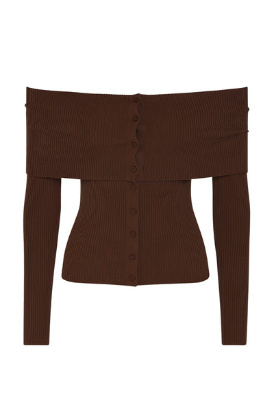 Top canalé de fit ajustado, manga larga, hombros descubiertos, escote recto con doblez en borde y cierre frontal con hilera de botones.