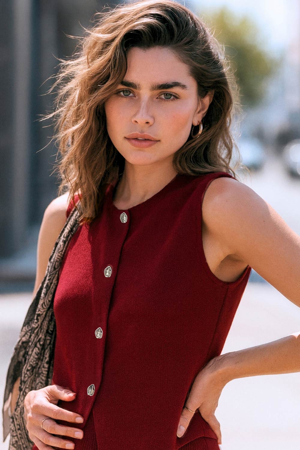 Chaleco canalé de punto, fit ajustado, escote redondo y cierre frontal con hilera de botones en contraste. Detalle de bajo v frontal.