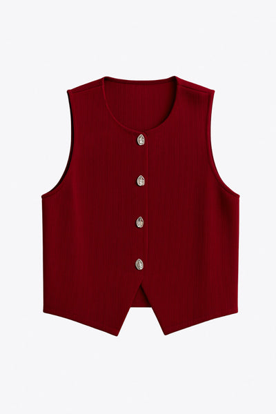 Chaleco canalé de punto, fit ajustado, escote redondo y cierre frontal con hilera de botones en contraste. Detalle de bajo v frontal.