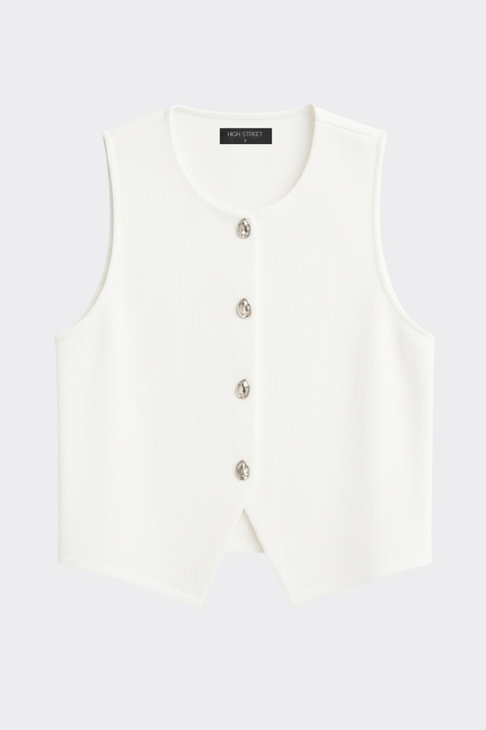 Chaleco canalé de punto, fit ajustado, escote redondo y cierre frontal con hilera de botones en contraste. Detalle de bajo v frontal.