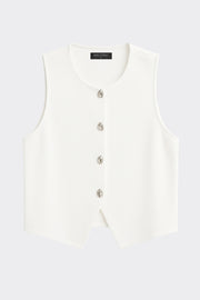 Chaleco canalé de punto, fit ajustado, escote redondo y cierre frontal con hilera de botones en contraste. Detalle de bajo v frontal.