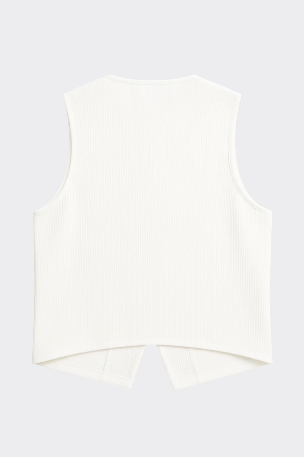 Chaleco canalé de punto, fit ajustado, escote redondo y cierre frontal con hilera de botones en contraste. Detalle de bajo v frontal.