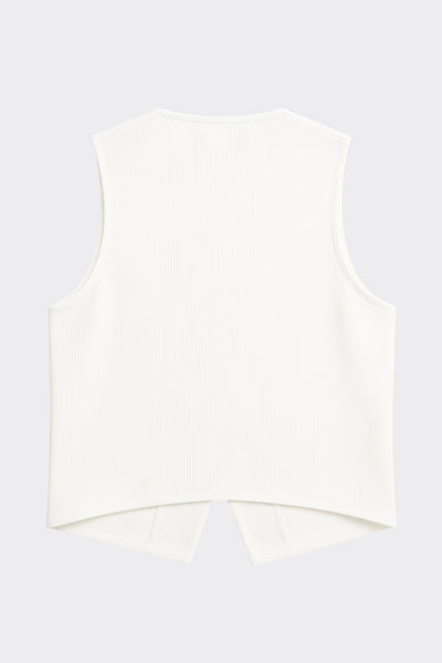 Chaleco canalé de punto, fit ajustado, escote redondo y cierre frontal con hilera de botones en contraste. Detalle de bajo v frontal.