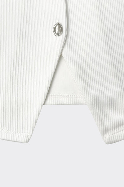 Chaleco canalé de punto, fit ajustado, escote redondo y cierre frontal con hilera de botones en contraste. Detalle de bajo v frontal.