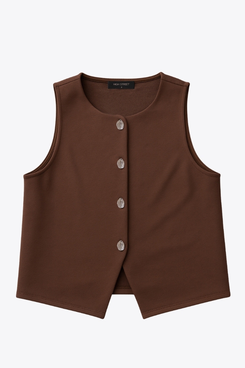 Chaleco corto de fit recto, cuello redondo y cierre frontal con hilera de botones en contraste. Detalle abertura v en bajo.