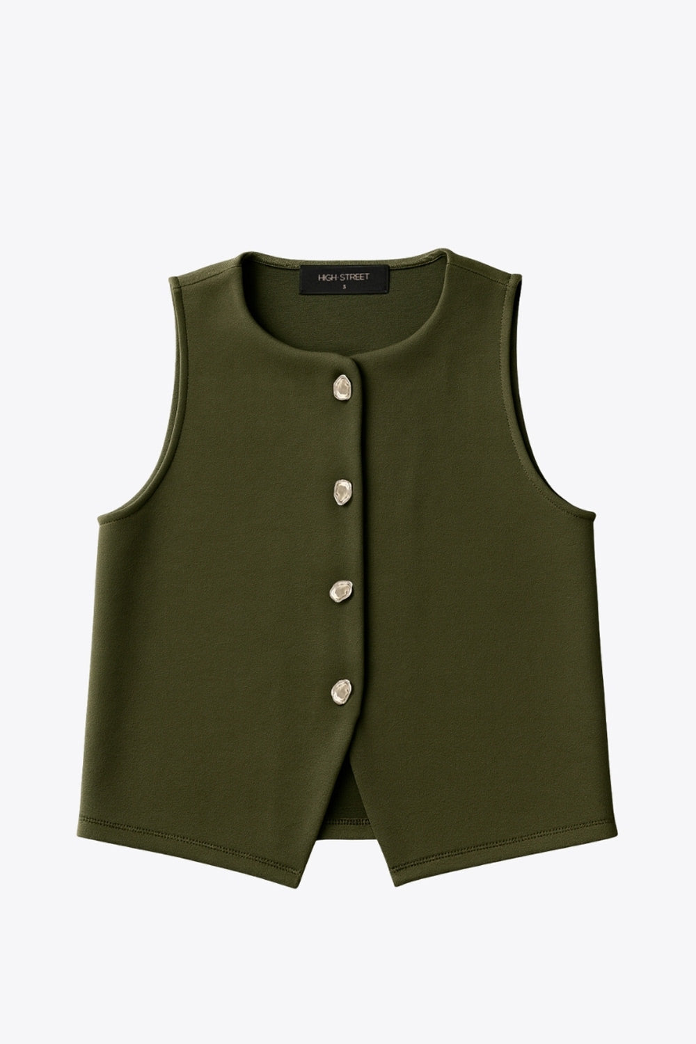 Chaleco corto de fit recto, cuello redondo y cierre frontal con hilera de botones en contraste. Detalle abertura v en bajo.