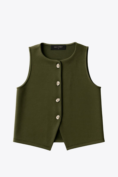 Chaleco corto de fit recto, cuello redondo y cierre frontal con hilera de botones en contraste. Detalle abertura v en bajo.