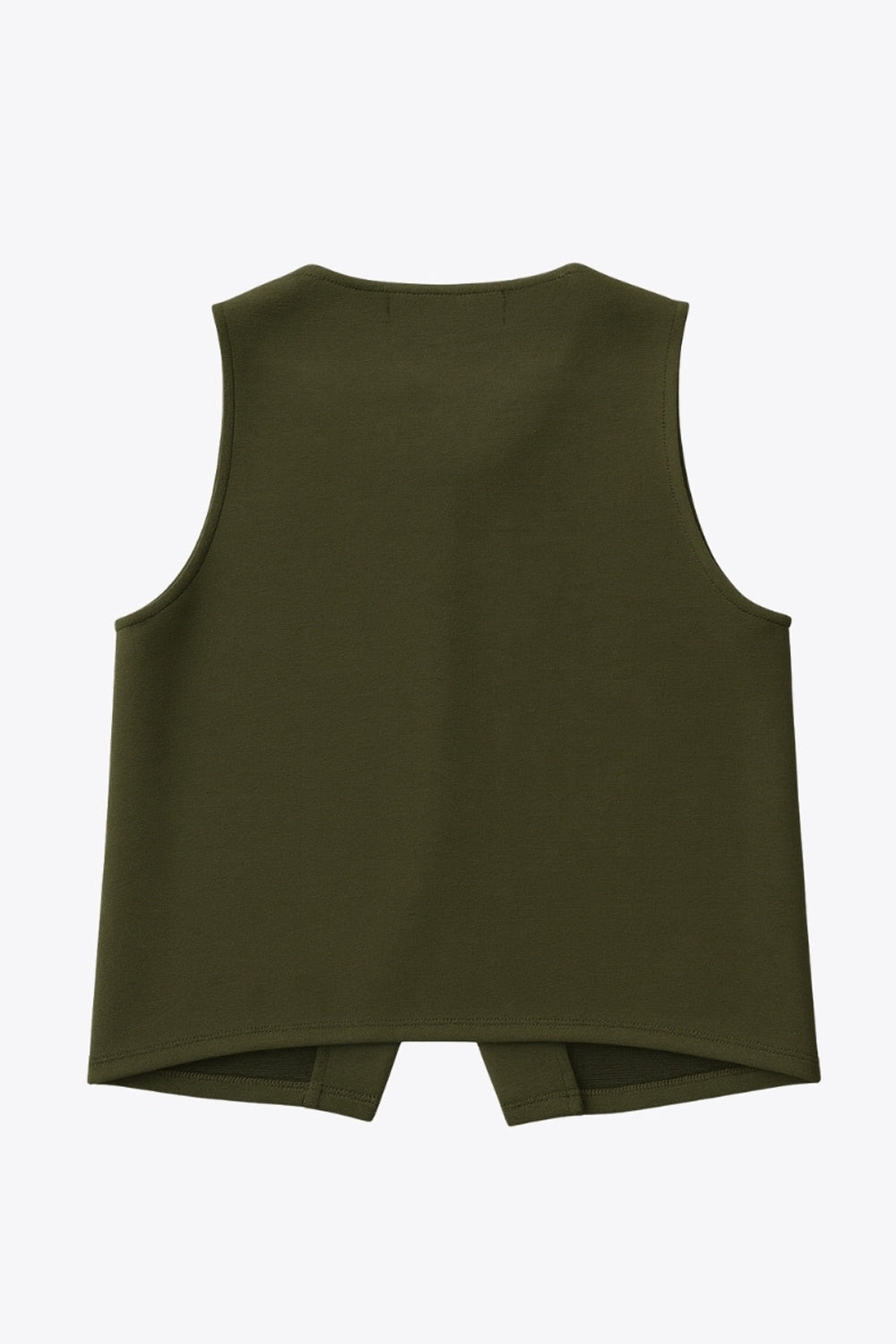 Chaleco corto de fit recto, cuello redondo y cierre frontal con hilera de botones en contraste. Detalle abertura v en bajo.