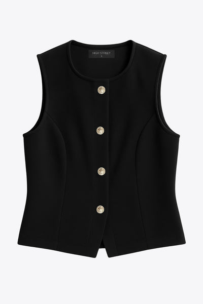 Chaleco de punto, fit ajustado, cortes frontales, cuello redondo y cierre frontal con hilera de botones en contraste.