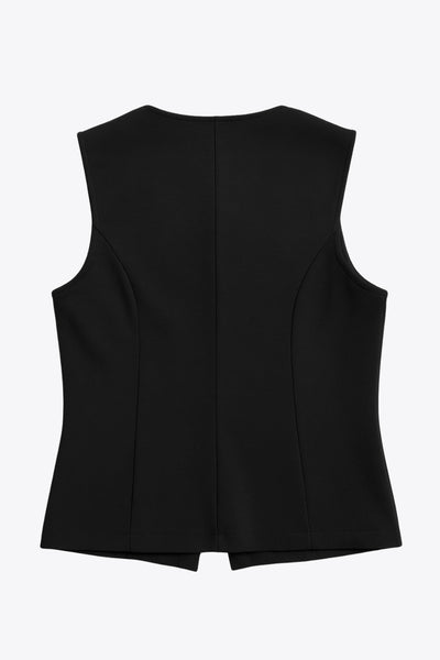 Chaleco de punto, fit ajustado, cortes frontales, cuello redondo y cierre frontal con hilera de botones en contraste.