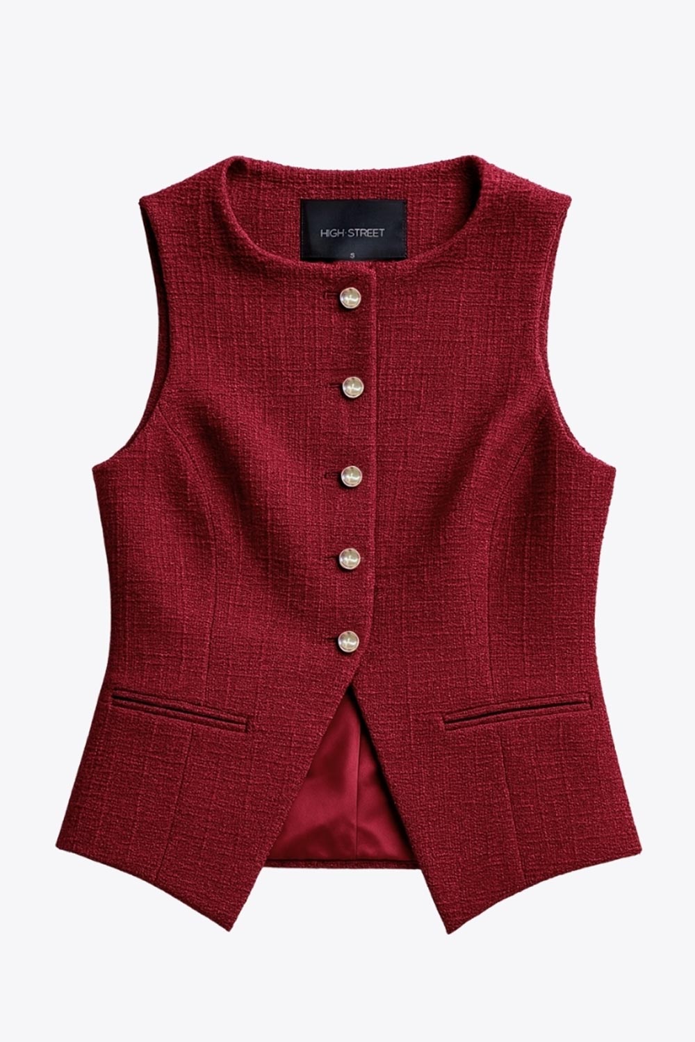 Chaleco corto de bouclé, fit recto, cuello barco y cierre frontal con hilera de botones en contraste. Detalle abertura v en bajo y vivos decorativos frontales.
