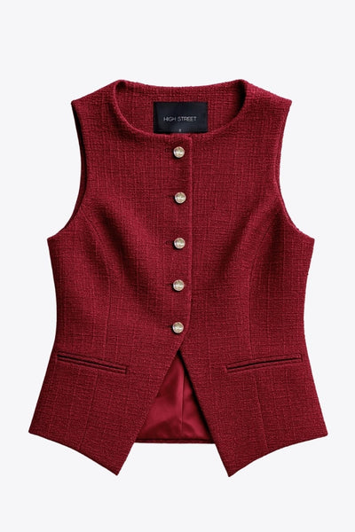 Chaleco corto de bouclé, fit recto, cuello barco y cierre frontal con hilera de botones en contraste. Detalle abertura v en bajo y vivos decorativos frontales.