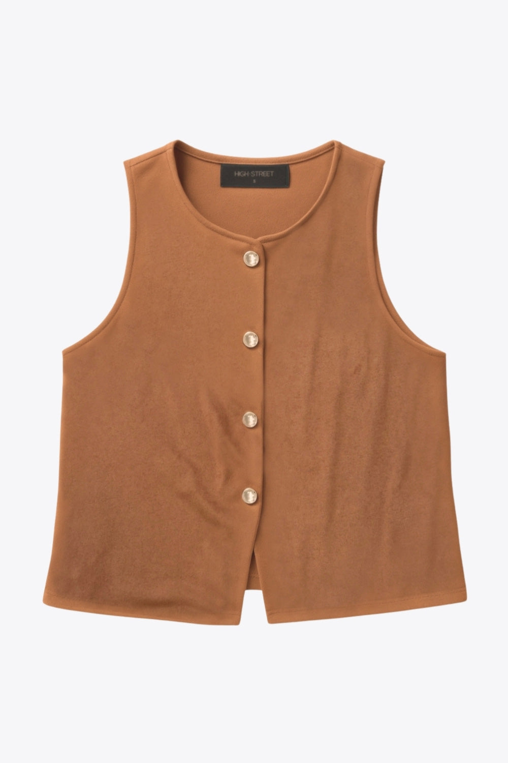 Chaleco corto de gamuza, fit recto, cuello redondo y cierre frontal con hilera de botones en contraste. Detalle de abertura frontal en bajo.