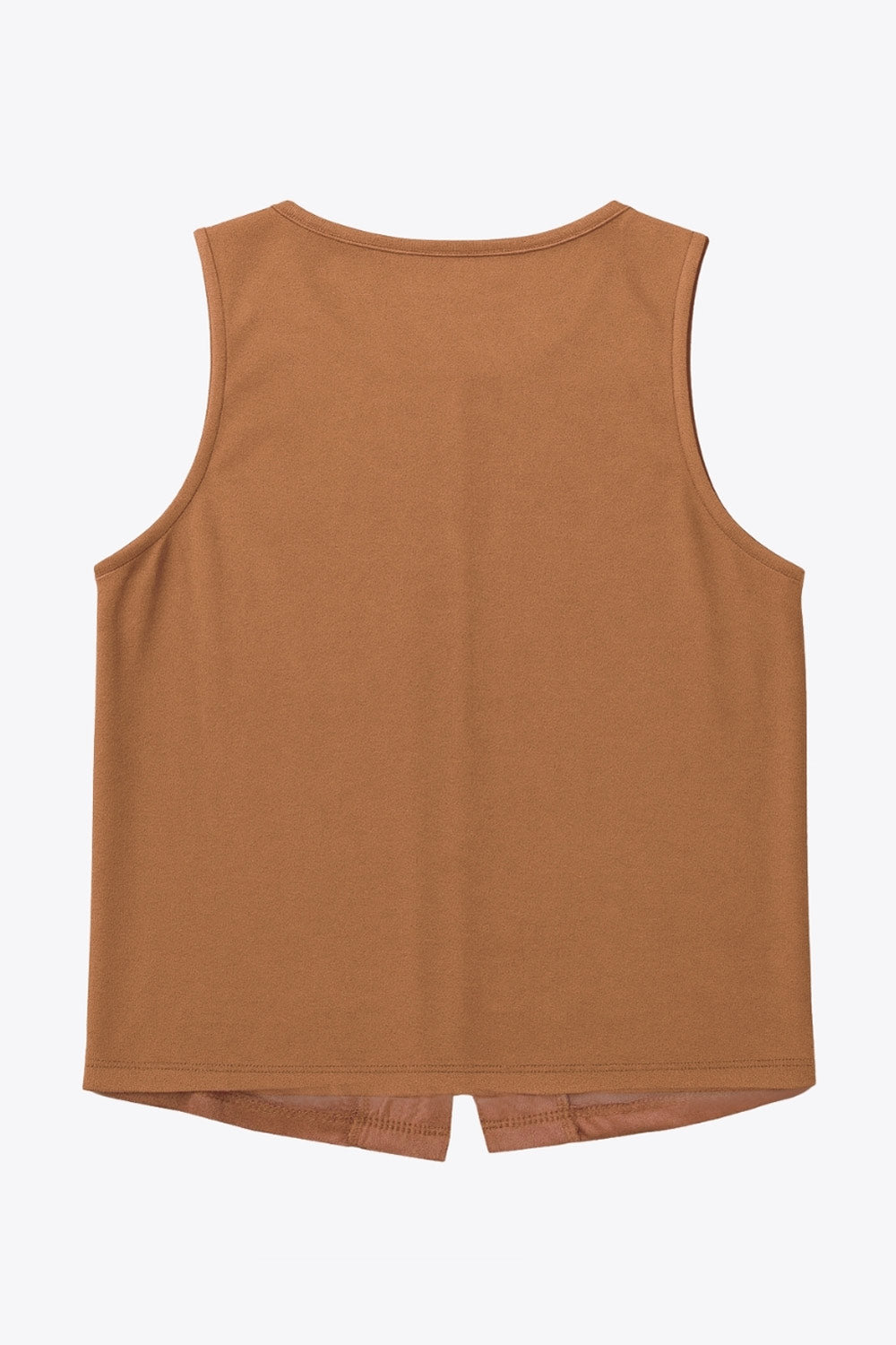 Chaleco corto de gamuza, fit recto, cuello redondo y cierre frontal con hilera de botones en contraste. Detalle de abertura frontal en bajo.