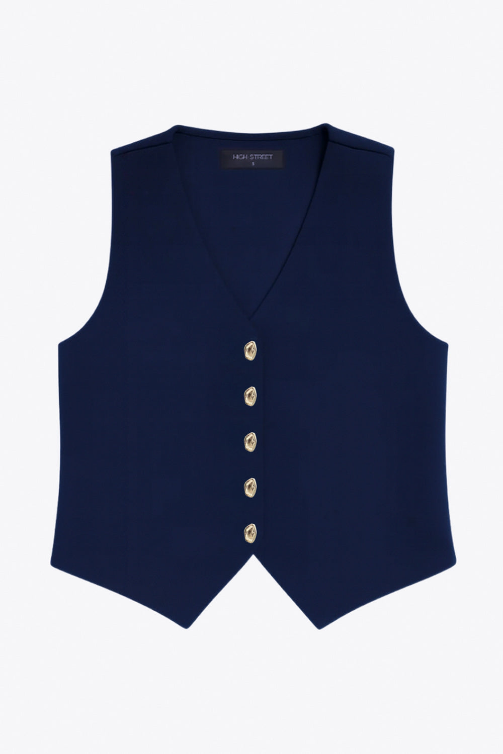 Chaleco de punto, fit recto, escote v y cierre frontal con hilera de botones en contraste. Detalle de bajo v frontal.