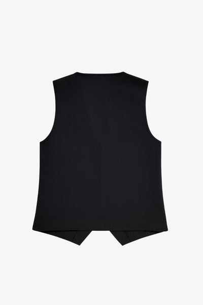 Chaleco de punto, fit recto, escote v y cierre frontal con hilera de botones en contraste. Detalle de bajo v frontal.