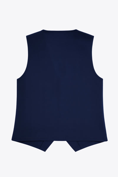 Chaleco de punto, fit recto, escote v y cierre frontal con hilera de botones en contraste. Detalle de bajo v frontal.