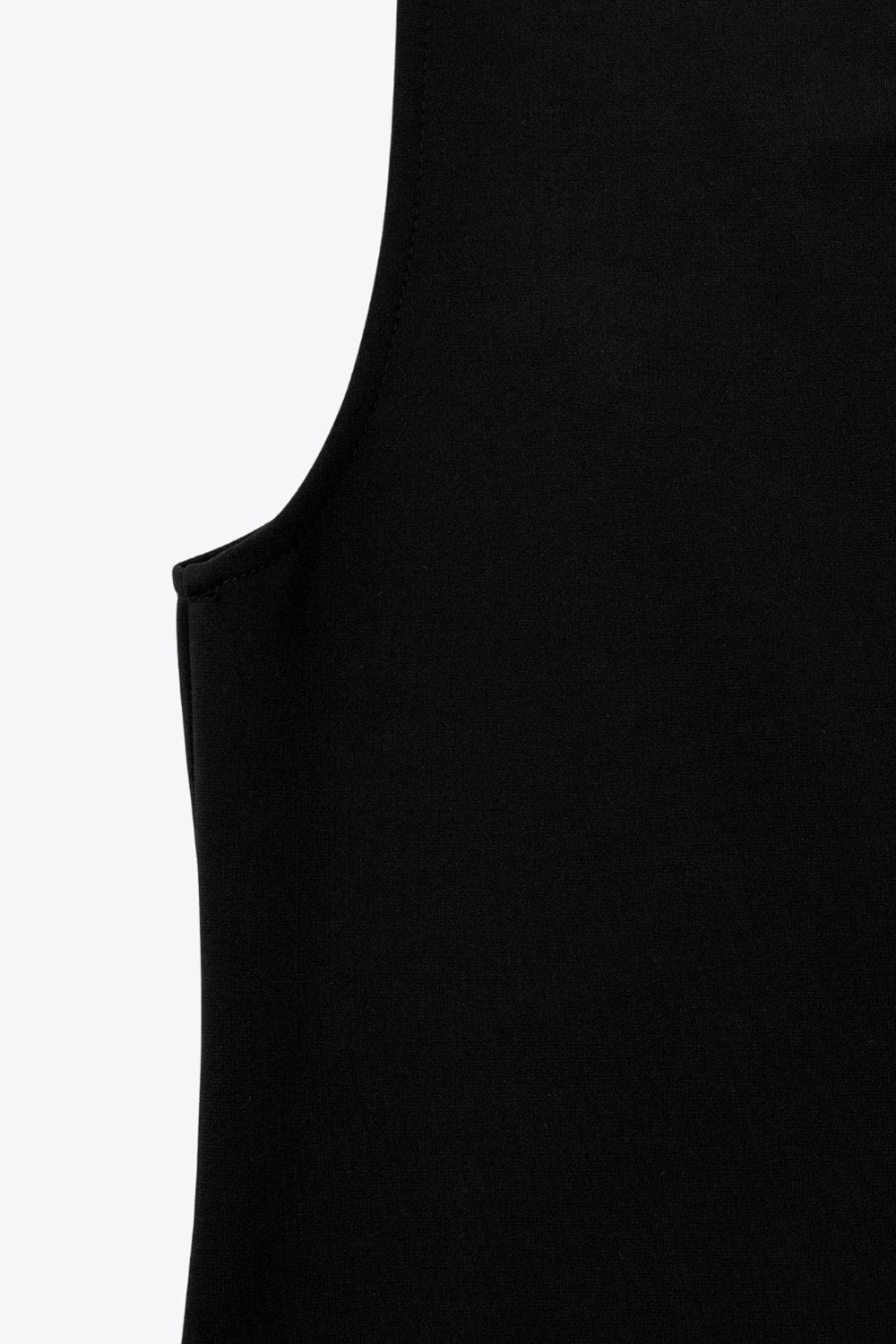 Chaleco de punto, fit recto, escote v y cierre frontal con hilera de botones en contraste. Detalle de bajo v frontal.