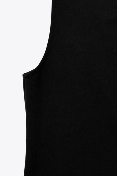 Chaleco de punto, fit recto, escote v y cierre frontal con hilera de botones en contraste. Detalle de bajo v frontal.