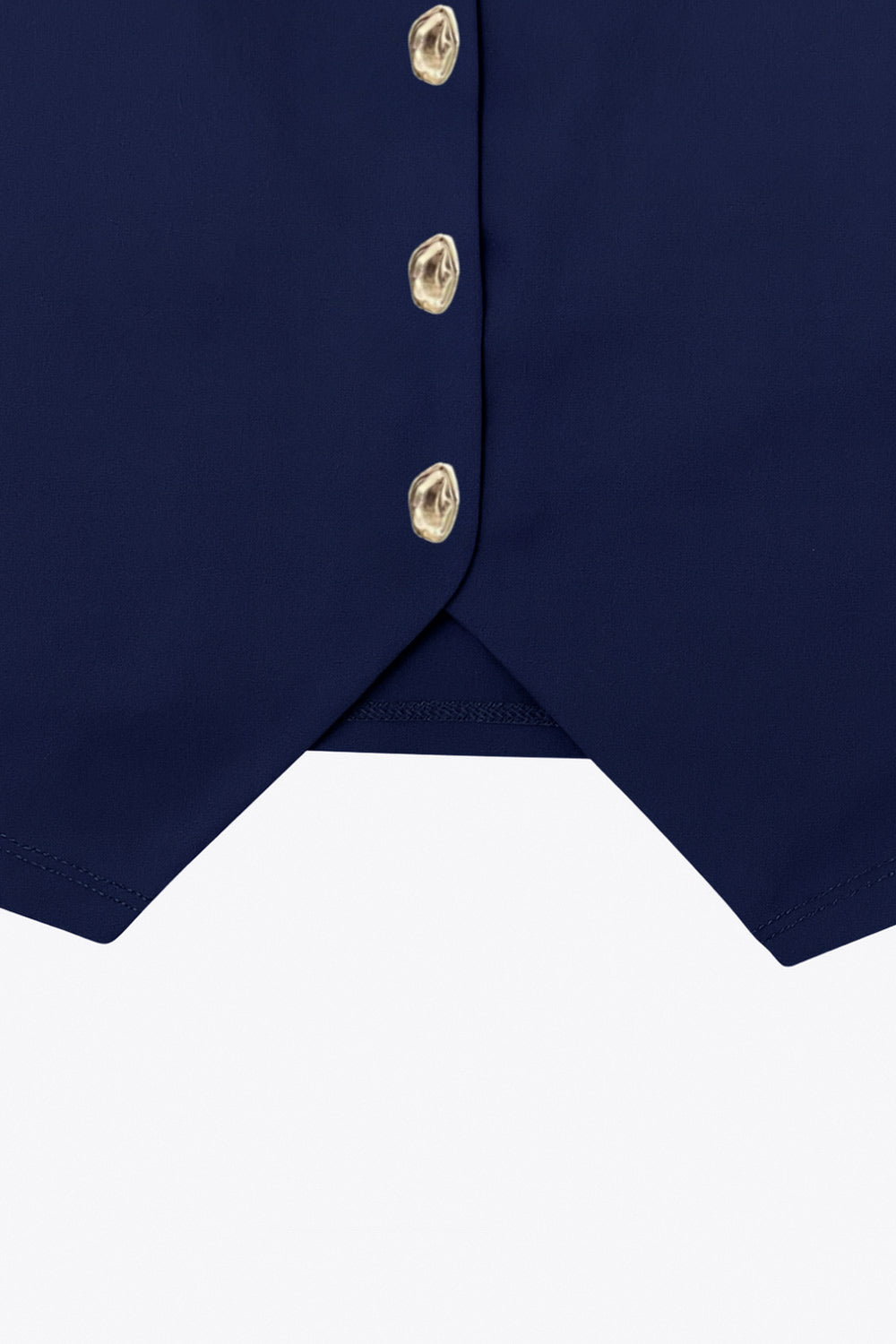 Chaleco de punto, fit recto, escote v y cierre frontal con hilera de botones en contraste. Detalle de bajo v frontal.