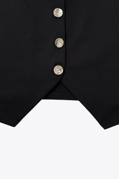 Chaleco de punto, fit recto, escote v y cierre frontal con hilera de botones en contraste. Detalle de bajo v frontal.