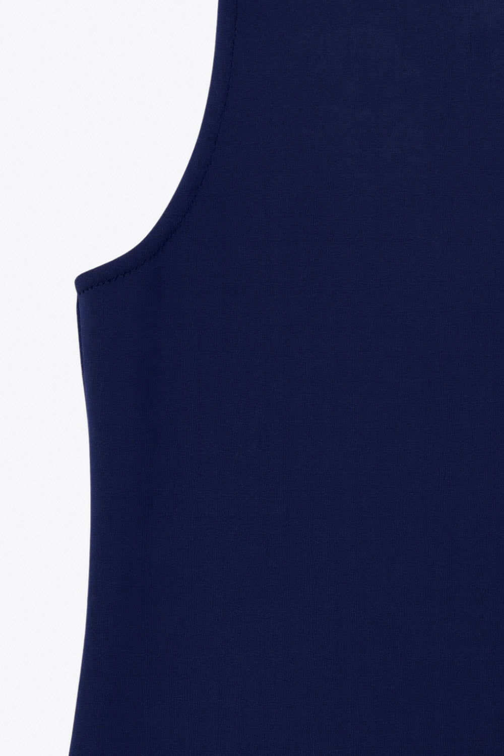 Chaleco de punto, fit recto, escote v y cierre frontal con hilera de botones en contraste. Detalle de bajo v frontal.