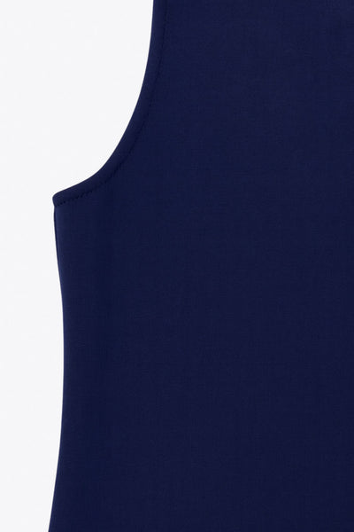 Chaleco de punto, fit recto, escote v y cierre frontal con hilera de botones en contraste. Detalle de bajo v frontal.