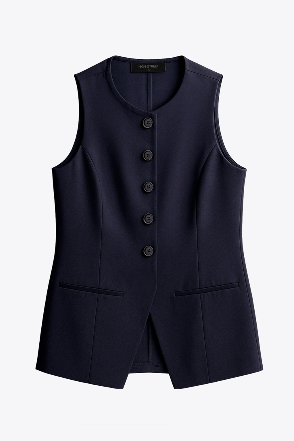 Chaleco de fit ajustado, cuello redondo, vivos decorativos delanteros, pinzas frontales y bajo frontal con abertura en v. Cierre frontal con hilera de botones en contraste.