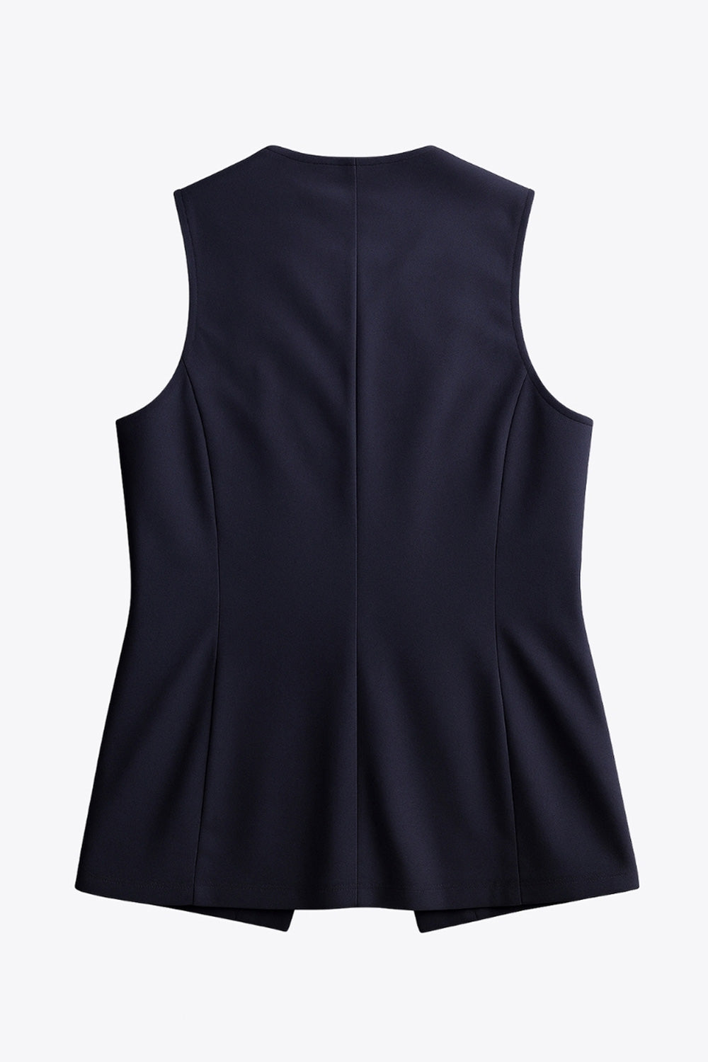 Chaleco de fit ajustado, cuello redondo, vivos decorativos delanteros, pinzas frontales y bajo frontal con abertura en v. Cierre frontal con hilera de botones en contraste.