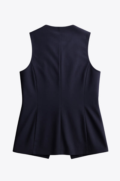 Chaleco de fit ajustado, cuello redondo, vivos decorativos delanteros, pinzas frontales y bajo frontal con abertura en v. Cierre frontal con hilera de botones en contraste.