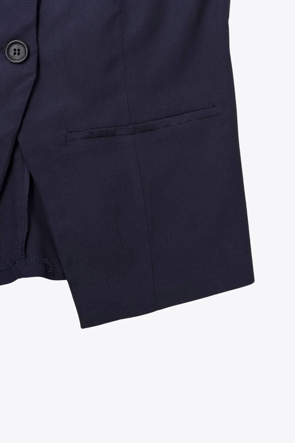 Chaleco de fit ajustado, cuello redondo, vivos decorativos delanteros, pinzas frontales y bajo frontal con abertura en v. Cierre frontal con hilera de botones en contraste.