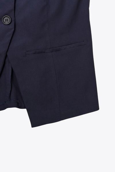 Chaleco de fit ajustado, cuello redondo, vivos decorativos delanteros, pinzas frontales y bajo frontal con abertura en v. Cierre frontal con hilera de botones en contraste.