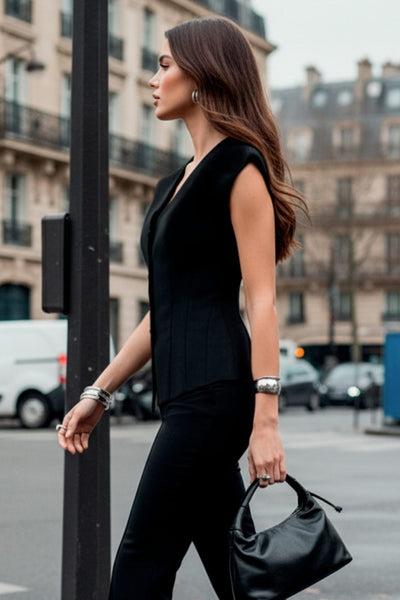 Chaleco de fit ajustado, cuello v, con hombreras y cierre frontal con hilera de botones. Detalle de abertura frontal en bajo.