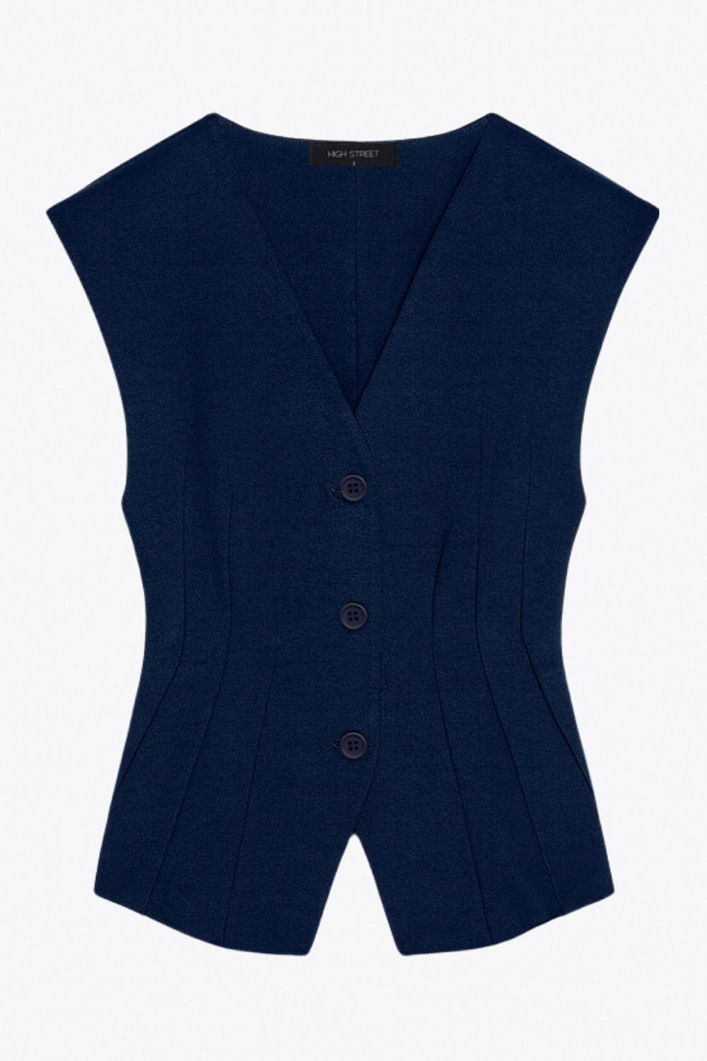 Chaleco de fit ajustado, cuello v, con hombreras y cierre frontal con hilera de botones. Detalle de abertura frontal en bajo.