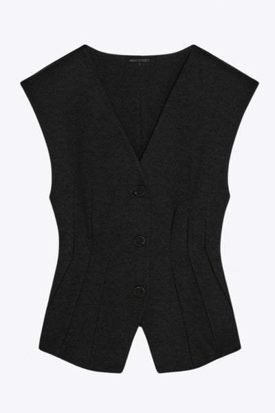Chaleco de fit ajustado, cuello v, con hombreras y cierre frontal con hilera de botones. Detalle de abertura frontal en bajo.
