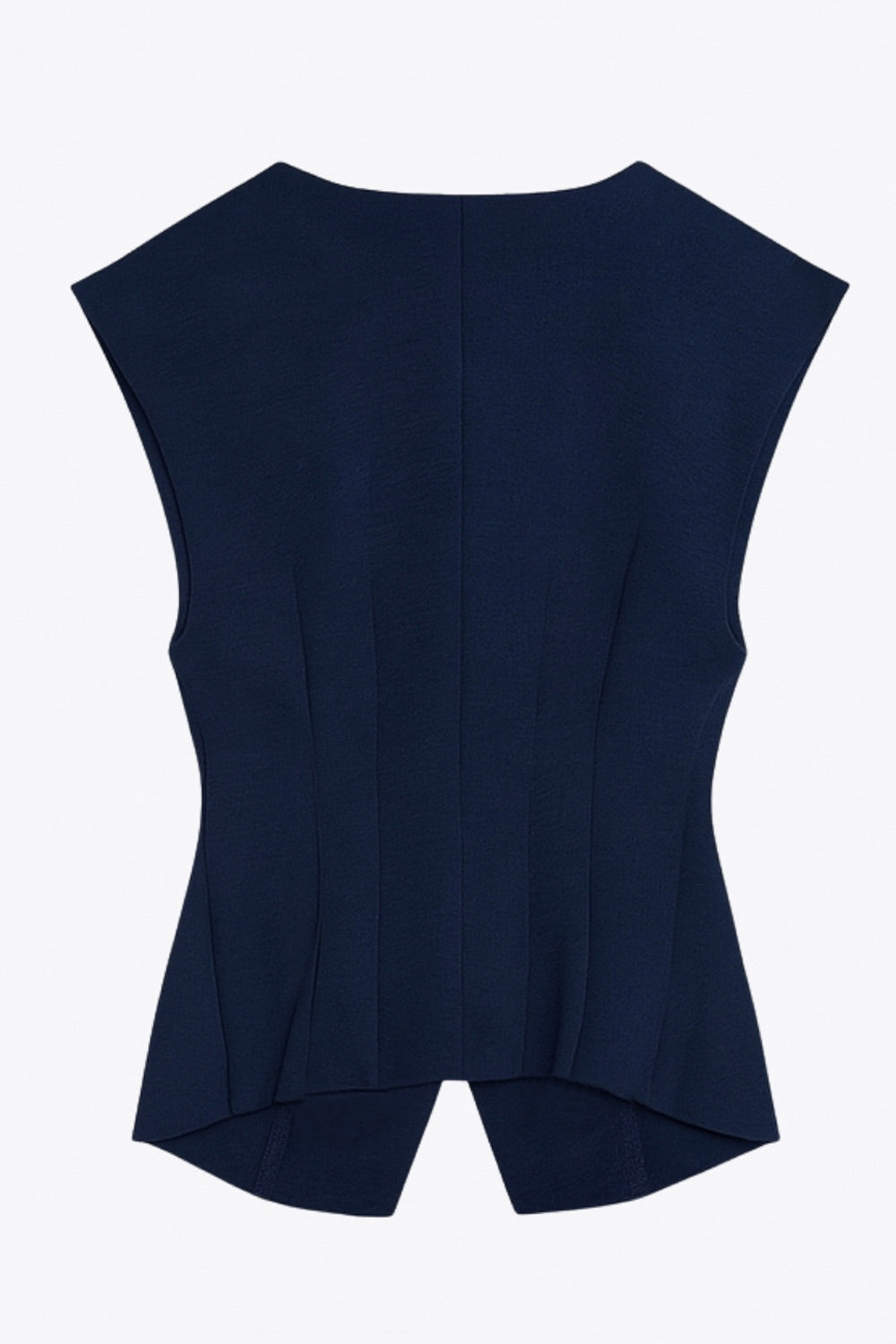 Chaleco de fit ajustado, cuello v, con hombreras y cierre frontal con hilera de botones. Detalle de abertura frontal en bajo.