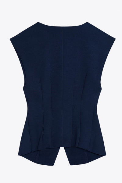 Chaleco de fit ajustado, cuello v, con hombreras y cierre frontal con hilera de botones. Detalle de abertura frontal en bajo.