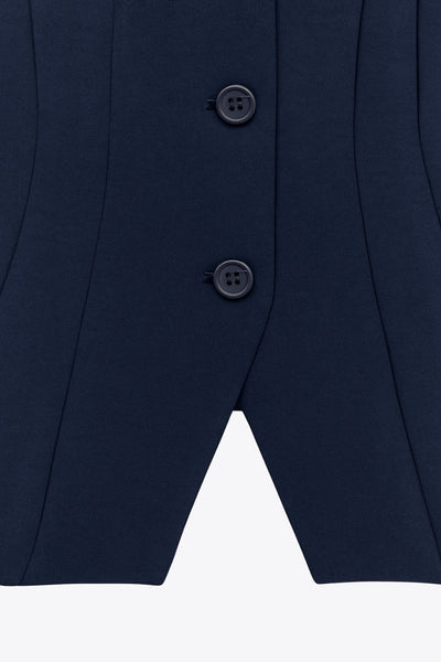 Chaleco de fit ajustado, cuello v, con hombreras y cierre frontal con hilera de botones. Detalle de abertura frontal en bajo.