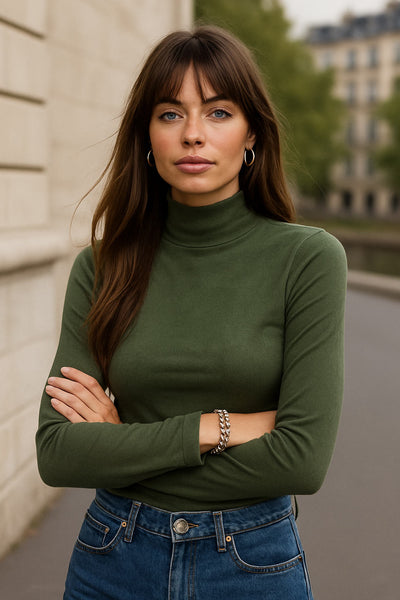 Top básico de fit ajustado, cuello alto y manga larga.