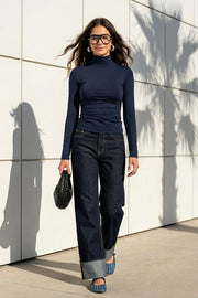 Top básico de fit ajustado, cuello alto y manga larga.