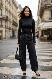 Top básico de fit ajustado, cuello alto y manga larga.