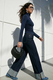 Top básico de fit ajustado, cuello alto y manga larga.