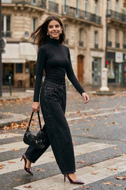 Top básico de fit ajustado, cuello alto y manga larga.