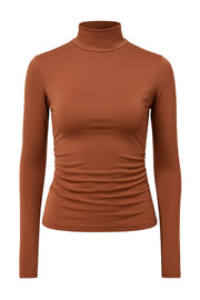 Top básico de fit ajustado, cuello alto y manga larga.