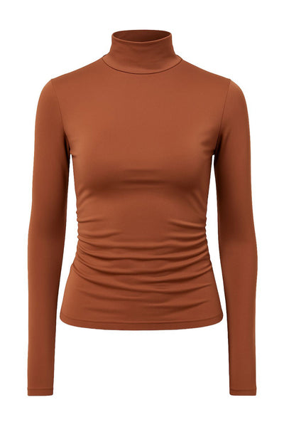 Top básico de fit ajustado, cuello alto y manga larga.